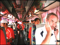 Ông Riedl và đội tuyển chuẩn bị ra sân tập (48 tiếng trước giờ đấu với Iraq)