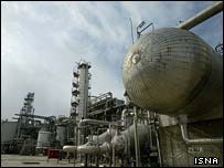 ايران برای حفظ سطح صادرات نفتی خود نياز به سرمايه گذاری های گسترده ای دارد اما جذب سرمايه گذاری ها در شرايطی که بحران سياسی در حال اوج گيری است به سادگی امکان پذير نيستَ