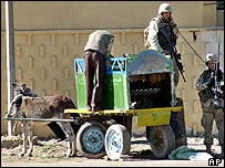 Soldados examinam carroça de burro usada no ataque