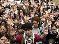 دھماکے کی زد میں آنے والی ایک ریل گاڑی