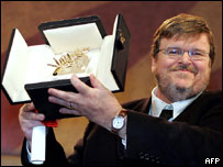 Michael Moore recebe a Palma de Ouro em Cannes