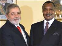 Os presidentes Luiz Inácio Lula da Silva e Denis Sassou Nguesso, se cumprimentam, depois da cerimônia oficial da chegada de Lula à República do Congo. Foto: Ricardo Stuckert/PR