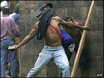 Ativista argentino mascarado joga pedra