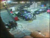 Polis Toni Comer'e yumruk atıyor