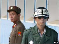 Soldado norte-coreano olha para um sul-coreano