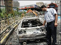 Carro incendiado em Teerã