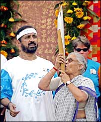 शीला दीक्षित और सुरेश कलमाड़ी ओलंपिक मशाल के साथ