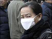 Mulher chinesa com máscara para evitar contágio