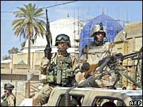 Soldados iraquianos protegem mesquita sunita em Bagdá