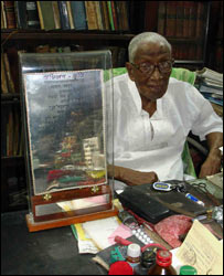  प्रशस्ति पत्र के साथ भूषण हालदार