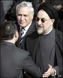 محمد خاتمی  و موشه کوتساف که پشت او ايستاده