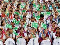 یومِ آزادی پر بچیاں ملکی نغمے گا رہی ہیں۔