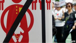 香港民眾遊行要求政府阻止中國內地孕婦佔用本地醫療服務(23/10/2011)