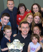 Islwyn Evans, arweinydd côr Cywair gyda rhai aelodau ar ôl ennill cystadleuaeth côr cymysg a chwpan y Cymro