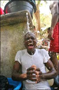 حمام خیابانی در هائیتی