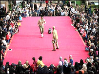 بازيگران در یکی از برنامه های هفته جشن تئاتر