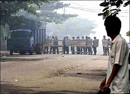 Eski başkent Rangun'da polis ve göstericiler (26/09/07)