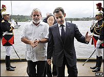 Sarkozy e Lula em Saint George de l'Oyapoque, cidade da Guiana Francesa do outro lado do Rio Oiapoque, na divisa com o Brasil