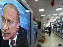 Bir televizyon mağazasında Başkan Putin'le dolu ekranlar