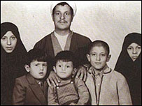 اکبر هاشمی رفسنجانی و فرزندانش (مهدی پسر سمت چپ است)