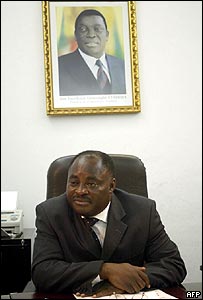 وزير ارتباطات توگو، تصوير رهبر جديد توگو در بالای سر او ديده می شود