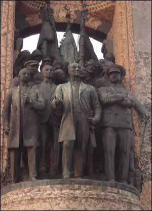 ‌مجسمه استقلال در ‌ميدان تقسيم