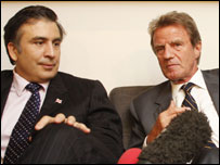 O presidente da Geórgia, Mikhail Saakashvili e o ministro francês Bernard Kouochner. Foto: AP/Goerge Abdalaze