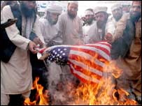 لاہور میں مال روڈ پر ہجوم مشتعل ہو گیا