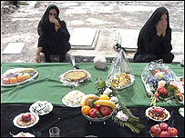 بسياری از مردم بم هفت سين را در گروستان شهر چيدند