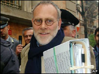 Francesco Greco com o arquivo do caso Parmalat