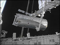Laboratório sendo acoplado à ISS