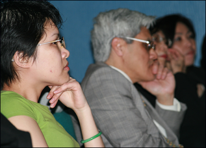 Khán giả đang chăm chú lắng nghe buổi biểu diễn