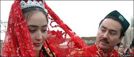 掀起紅蓋頭 (圖片:新華社)