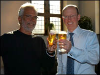 Marcel Telles (esq.), da AmBev, e John Brock, da Interbrew