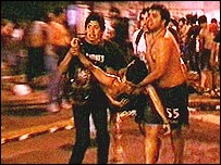 Vítimas são retiradas de boate em Buenos Aires