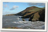 Llun o'r môr ac arfordir o gwmpas Llangrannog gan Phil Street