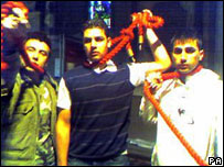 Foto tirada com celular mostra alguns dos refugiados dentro da catedral em Dublin 