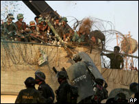 Polícia enfrenta manifestantes no telhado da sinagoga de Kfar Darom