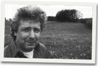 Gwilym Hughes, Archeoleg Cambria gyda safle'r gaer tu ôl iddo