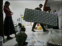 Soldado israelense ajuda na mudança