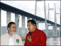 Lula e Chávez conversam durante inauguração de ponte