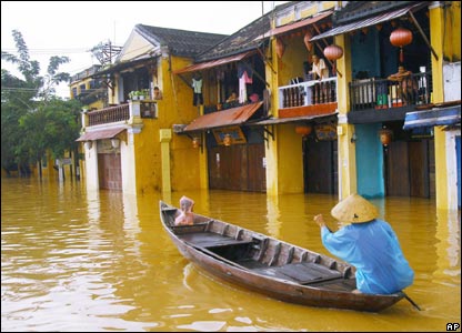 Người dân Hội An dùng thuyền để đi lại hôm 31/10