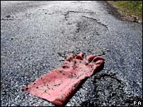 Asfalto derrente em rua na Grã-Bretanha.