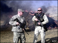 سربازان ناتو هنگام سوزاندن مواد مخدر