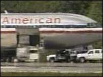 Avião da American Airlines que fez pouso após suspeita
