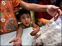 Menino libanês aguarda distribuição de suprimentos