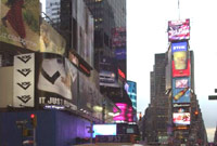 Hysbysebu yn Times Square Efrog Newydd