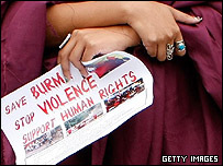 یک زن برمه ای در اجتماع اعتراض آمیز علیه خشونت ها در برمه، در آمریکا