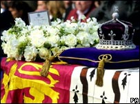 वर्ष 2002 में राजमाता के ताबूत पर रखा उनका मुकुट