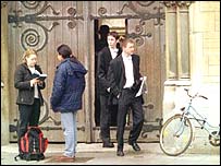 走出校门的学生